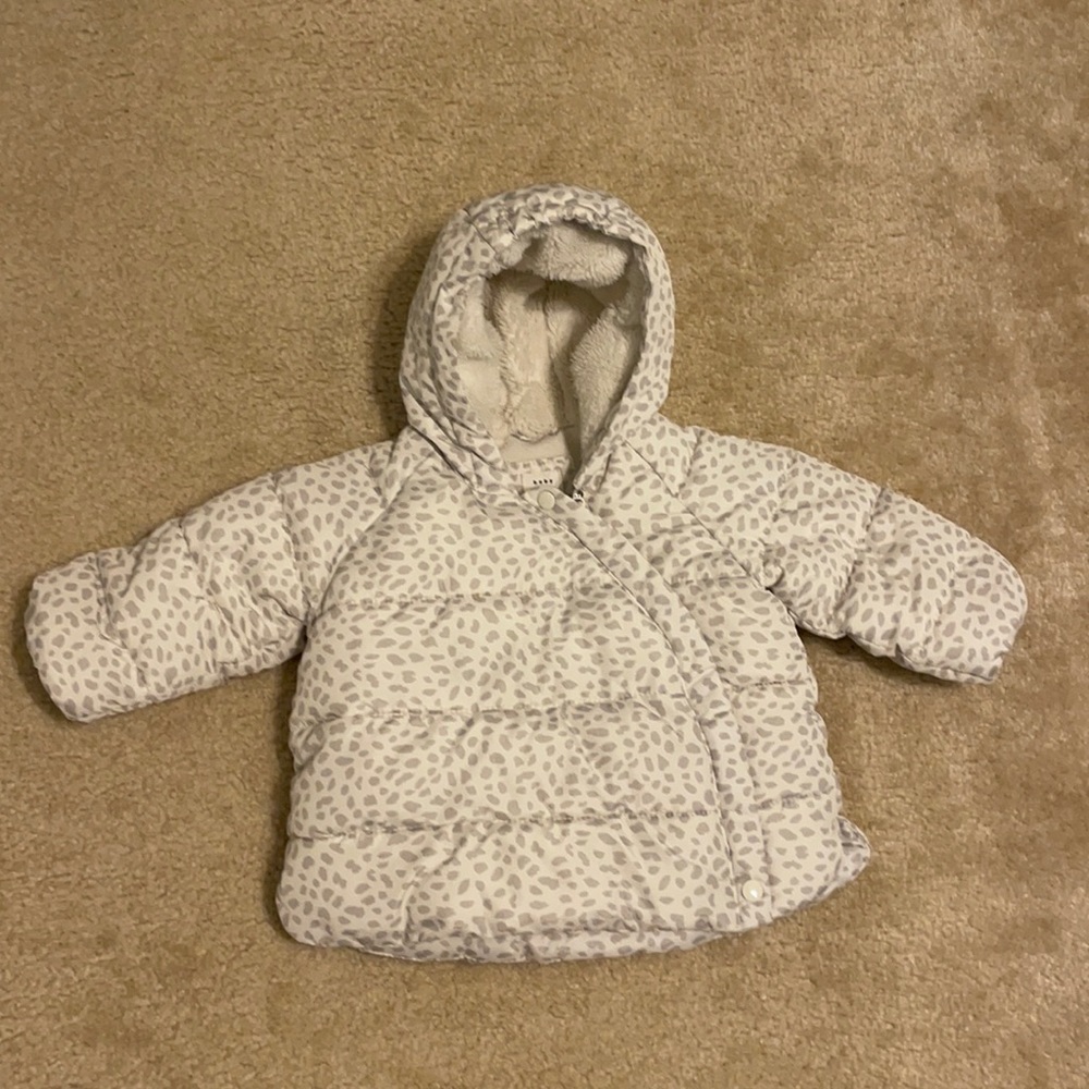 GAP Cream Puffer Jacket with Light Gray Leopard Print